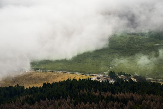Vista dalla roccia di Cerenova nei Tatra occidentali vicino alla città di Liptovsky Mikulas in tempo nebbioso Slovacchia