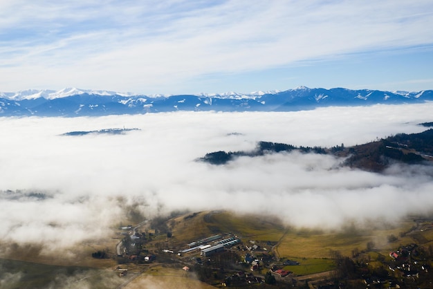 Vista dalla roccia di Cerenova nei Tatra occidentali vicino alla città di Liptovsky Mikulas in tempo nebbioso Slovacchia