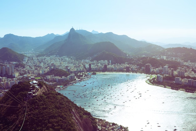 Vista dalla stazione della funivia al monte Pan di Zucchero a Rio de Janeiro