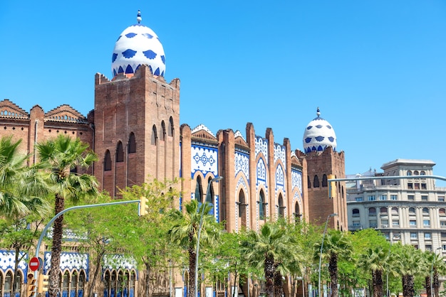 Vista dalla strada alla facciata dell'arena monumentale di Barcellona, Spagna