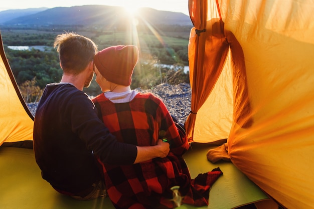 Vista dalla tenda di giovani coppie caucasiche nell'amore