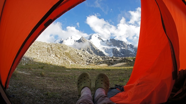 Vista dalla tenda sulle montagne del Caucaso vicino al monte Elbrus