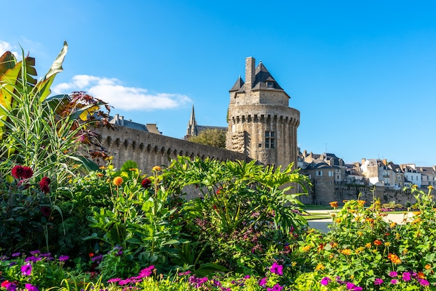 Vista dalla torre della cinta muraria di Vannes in Bretagna, Francia.