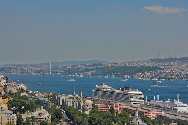 Vista dalla Torre di Galata al Bosforo a Istanbul