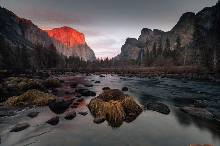 Vista dalla valle Vista al parco nazionale di Yosemite. Sul lato sinistro della cupola "El Capitan" e sul lato destro Bridalveil Falls e Cathedral Rocks. In California, Stati Uniti.