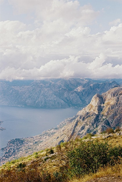 Vista dalle cime delle montagne alla baia di Kotor e alla città sulla costa. Foto di alta qualità