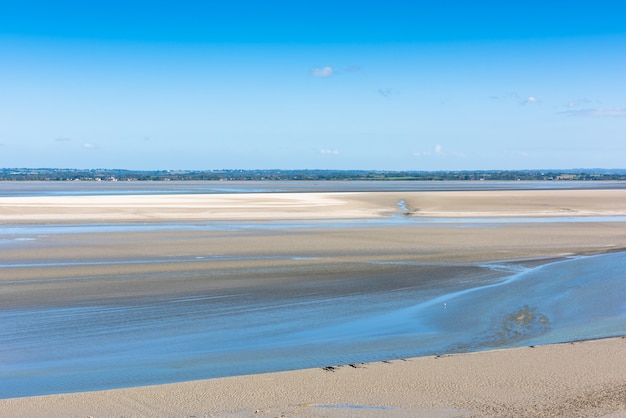 Vista dalle mura di Mont Saint Michel sulla baia durante la bassa marea. Francia