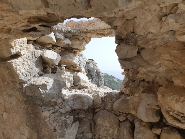 Vista dalle rovine di una chiesa nel castello di Monolithos