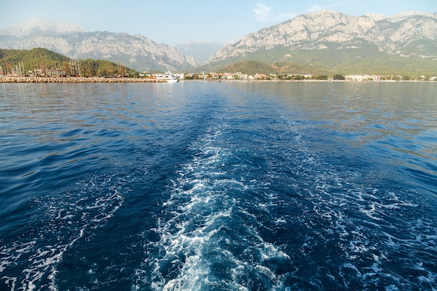 Vista dallo yacht allontanandosi dal molo marino