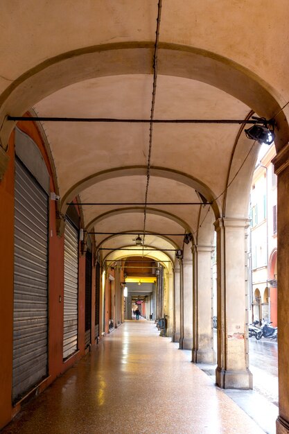 Vista degli archi ben noti di Bologna, Italy