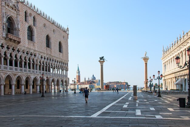 Vista degli edifici contro il cielo limpido