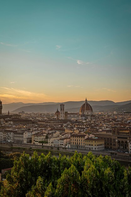 Vista degli edifici della città al tramonto