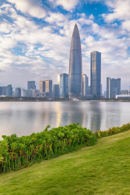 Vista degli edifici della città sul fiume contro un cielo nuvoloso