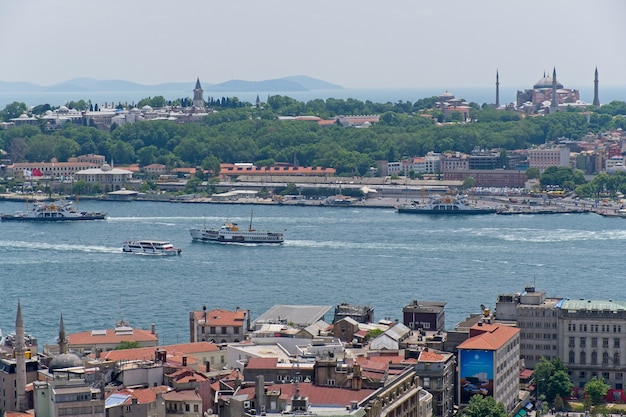 Vista degli edifici lungo il Bosforo ad Istanbul in Turchia