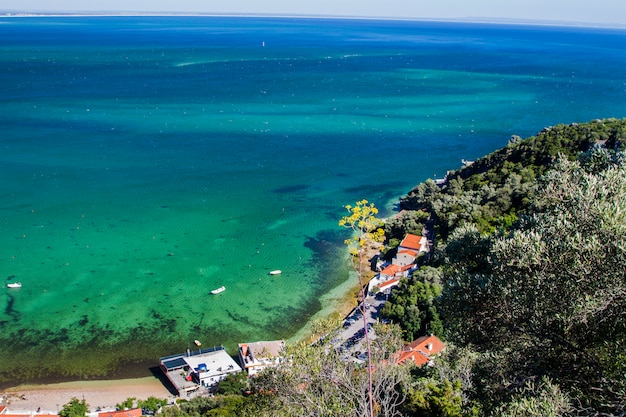 Vista degli splendidi paesaggi costieri della regione di Arrabida situata a Setubal, in Portogallo.