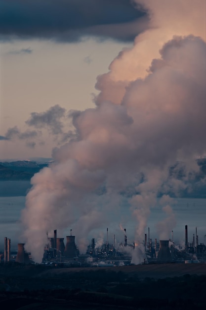 Vista degli stabilimenti petrolchimici di Grangemouth e della raffineria di grandi nuvole di fumo dalle colline di Bathgate ...