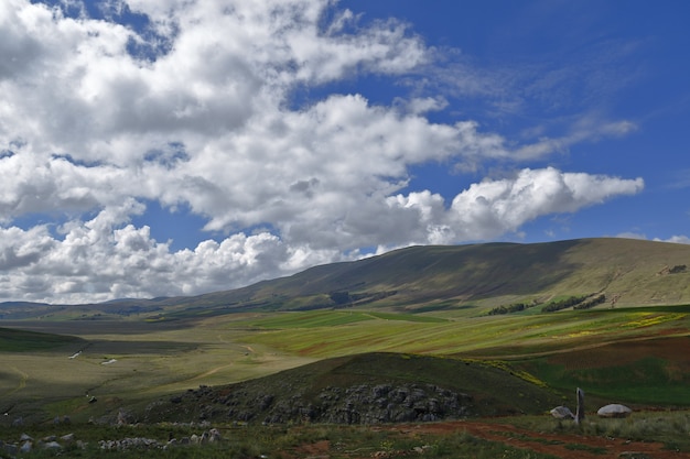 vista dei campi agricoli nelle Ande centrali