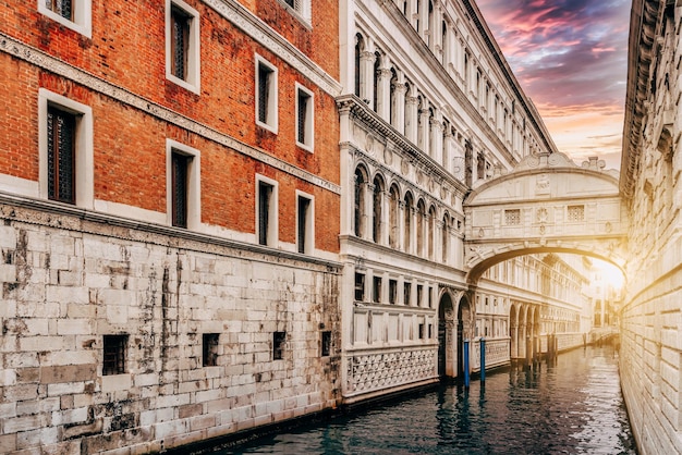 Vista dei canali con il Ponte dei Sospiri al tramonto a Venezia Italia travel conceptxDxA