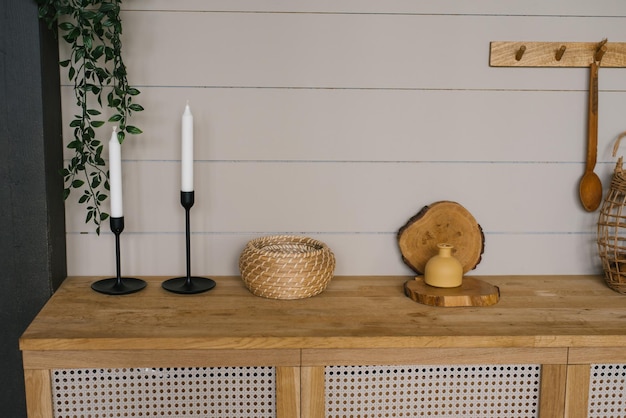 Vista dei dettagli della cucina in legno in stile scandinavo