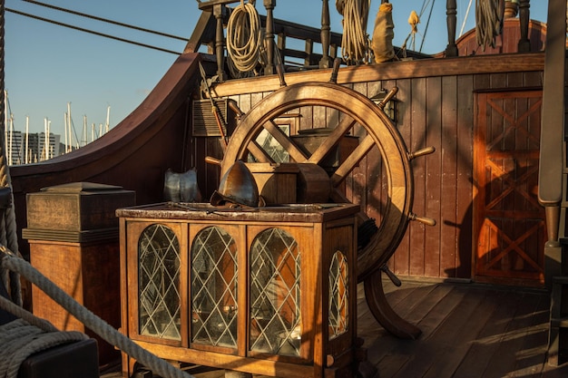 Vista dei dettagli della nave di legno della replica del galeone spagnolo