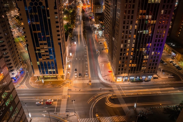 Vista dei grattacieli di Abu Dhabi, Emirati Arabi Uniti. Strade magiche di Abu Dhabi con alti edifici in vetro di notte.