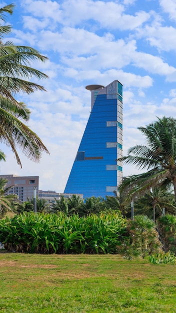 Vista dei grattacieli di Jeddah dalla spiaggia pubblica