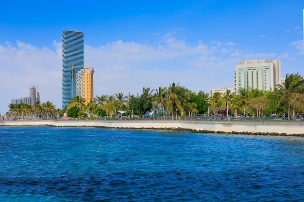 Vista dei grattacieli di Jeddah dalla spiaggia pubblica