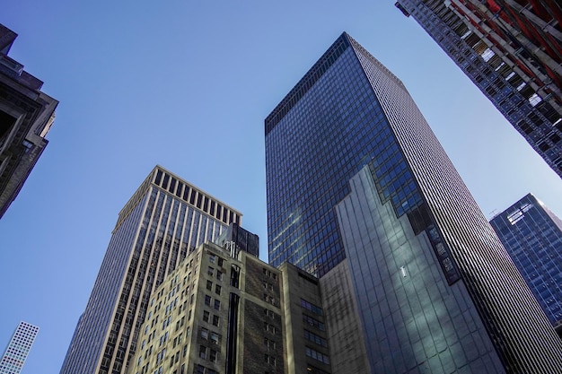 Vista dei grattacieli di new york manhattan dalla strada alla cima dell'edificio in una giornata limpida e soleggiata