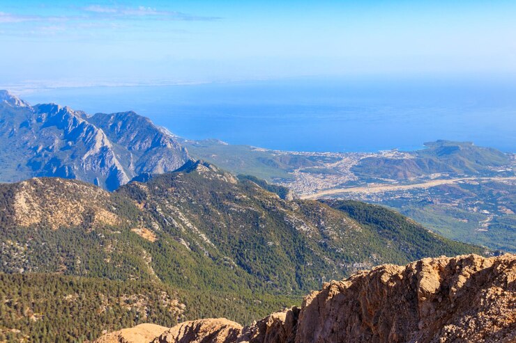 Vista dei monti Tauro e del mare Mediterraneo dalla cima del monte Tahtali vicino alla provincia di Kemer Antalya in Turchia