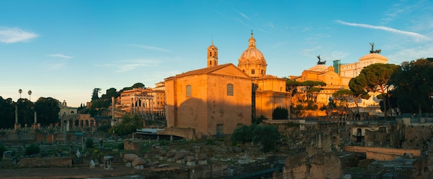 Vista dei monumenti di Roma al mattino