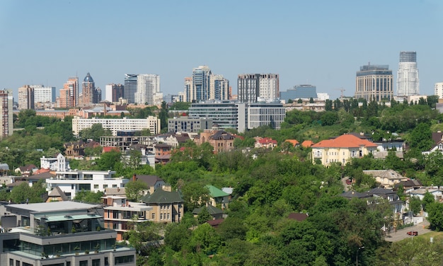 Vista dei nuovi edifici a Kiev da un punto di vista elevato, Ucraina