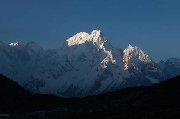 Vista dei pendii e delle cime della montagna con neve nell'Himalaya nella regione del Manaslu all'alba