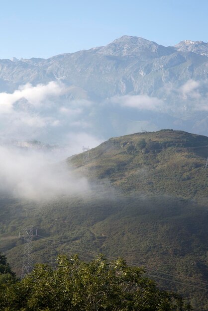 Vista dei Picos de Europa con nebbia da Escobal, Austurias, Spagna