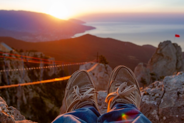 vista dei piedi sullo sfondo dell'alba sulla cima della montagna ai petri in Crimea