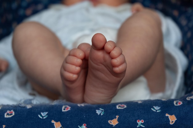 Vista dei piedini di un bambino sdraiato nella culla