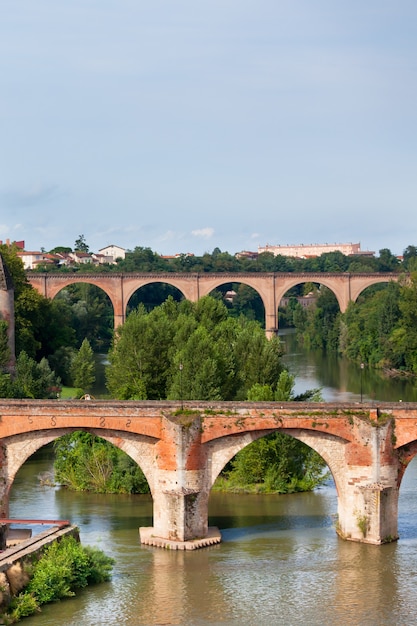 Vista dei ponti di agosto ad Albi, Francia. Colpo verticale