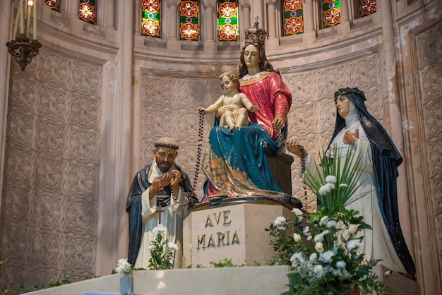 Vista dei principali elementi religiosi dell'altare in una chiesa cattolica Montevideo Uruguay