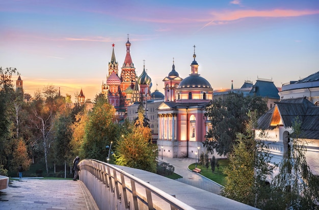 Vista dei templi di Varvarka la Torre Spasskaya e la Cattedrale di San Basilio a Mosca