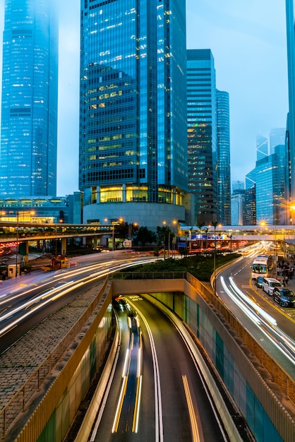 Vista dei traffici con uffici e edifici commerciali nella zona centrale di Hong Kong.