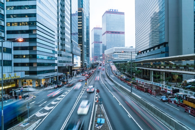 Vista dei traffici con uffici e edifici commerciali nella zona centrale di Hong Kong.