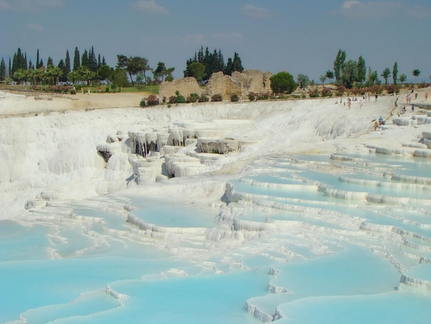 Vista dei travertini bianchi come la neve con acqua turchese Pamukkale Turchia