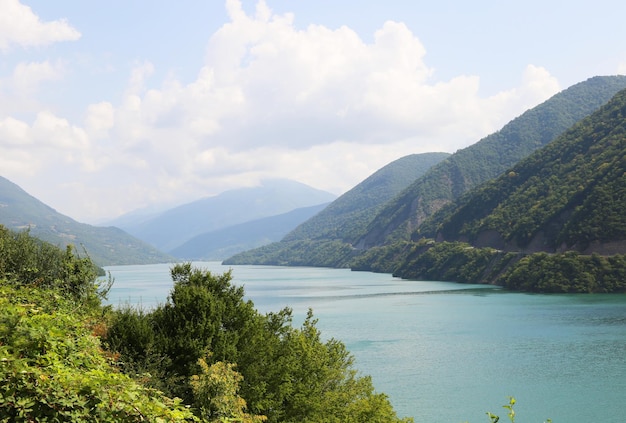 Vista del bacino idrico di Zhingalskoe Georgia