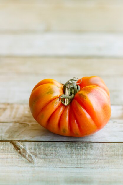 Vista del bel pomodoro rosso cimelio di famiglia sulla tavola di legno