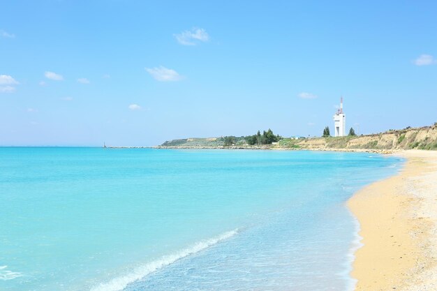 Vista del bellissimo mare blu al resort