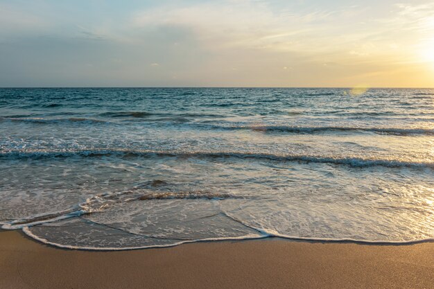 Vista del bellissimo mare calmo durante il tramonto