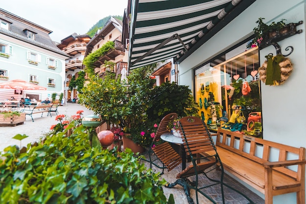 Vista del caffè alla piazza centrale di hallstatt austria