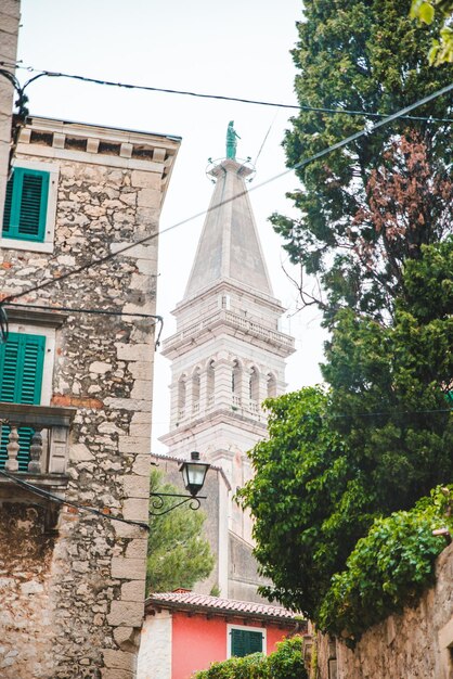 Vista del campanile della città di rovigno