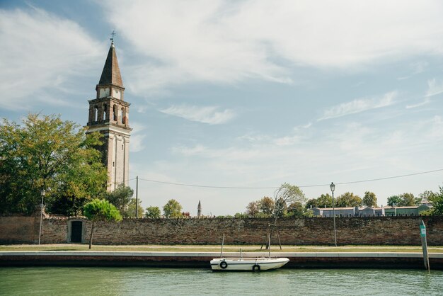 Vista del campanile di San Michele Arcangelo e delle case colorate di Mazzorbo Venezia sep 2021