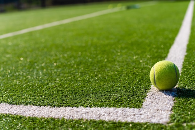 Vista del campo da tennis vuoto con pallina da tennis