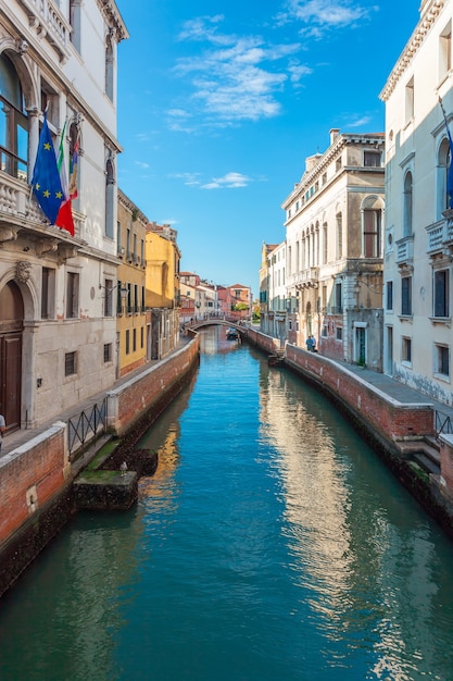 Vista del canale stretto con barche e gondole